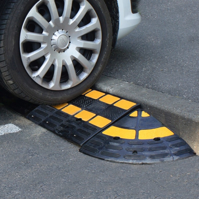 Rampe de bordure de trottoir Caoutchouc 50x32,5x14 cm - Signalétique -  Panneaux de signalisation routière - Noir