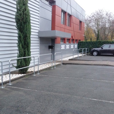 Barrière rouge et blanche, barrière de sécurité de parking